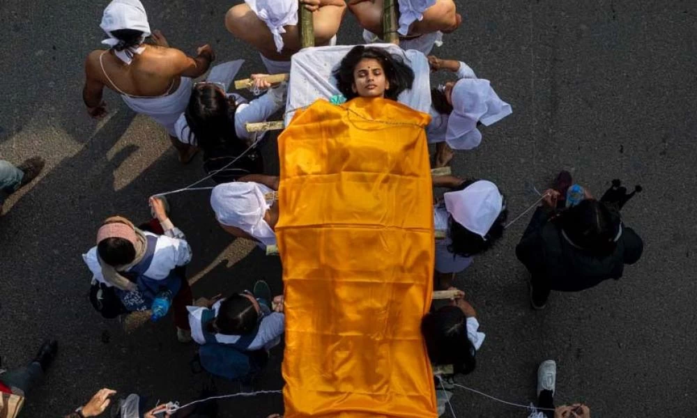 "Θύελλα" αντιδράσεων από τον βιασμό και τον φόνο της 17χρονης